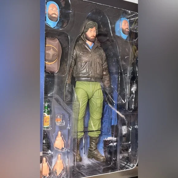 NECA The Thing SDCC Lenticular Cover & The Thing MacReady Outpost 31 7 Figures